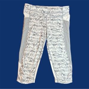 Athleta Grey and White Patterned Cropped Leggings sz M